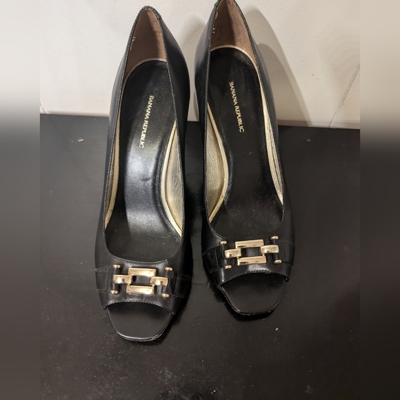Black Banana Republic Peeptoe Heels with Gold Buckle Size 7 - Picture 1 of 5